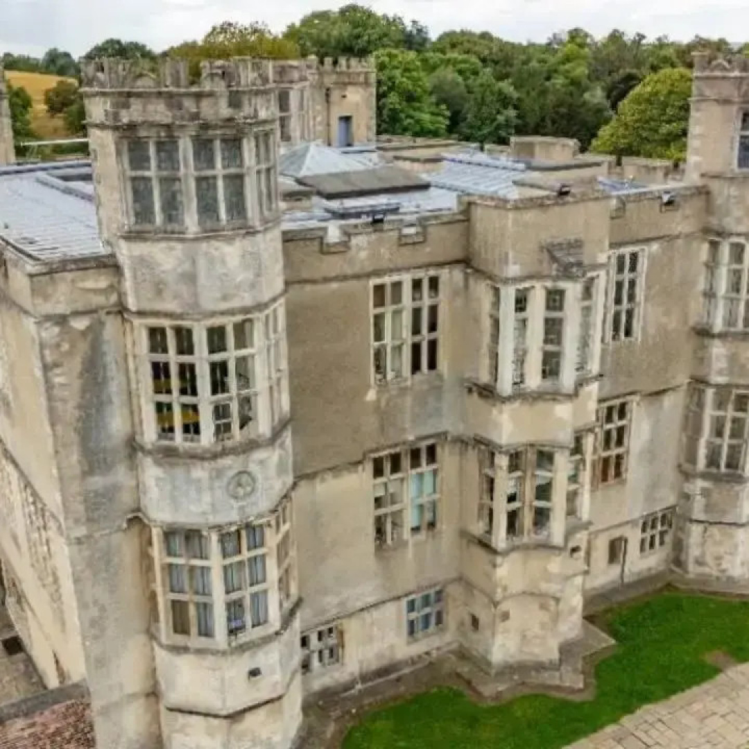 Mansion Auction Lets You Date Like an Elizabethan Lord for Flat Rates