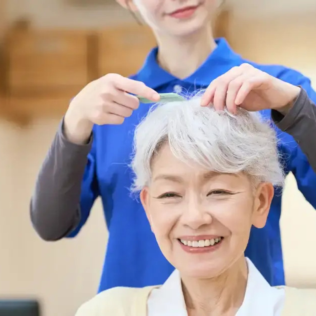 Elderly Woman Invests Entire Life Savings in Beauty, Leaving Only Empty Wallet Behind